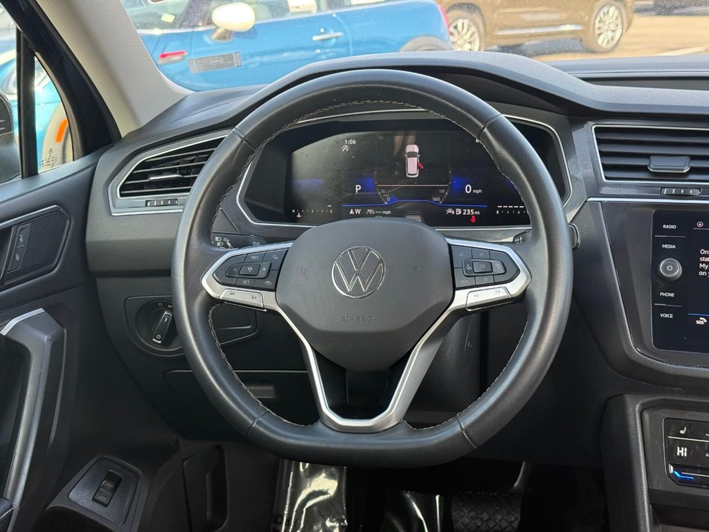 Volkswagen Tiguan Vehicle Full-screen Gallery Image 12