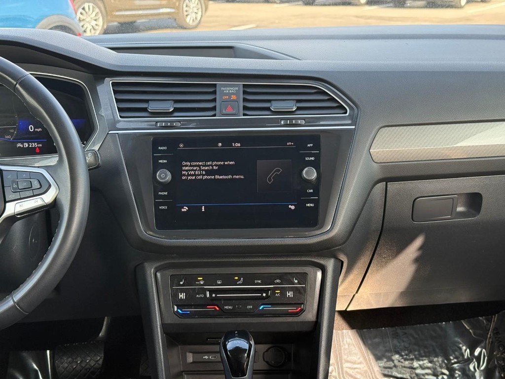 Volkswagen Tiguan Vehicle Full-screen Gallery Image 13