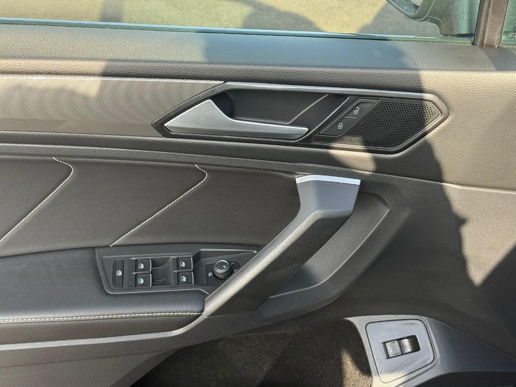 Volkswagen Tiguan Vehicle Full-screen Gallery Image 15