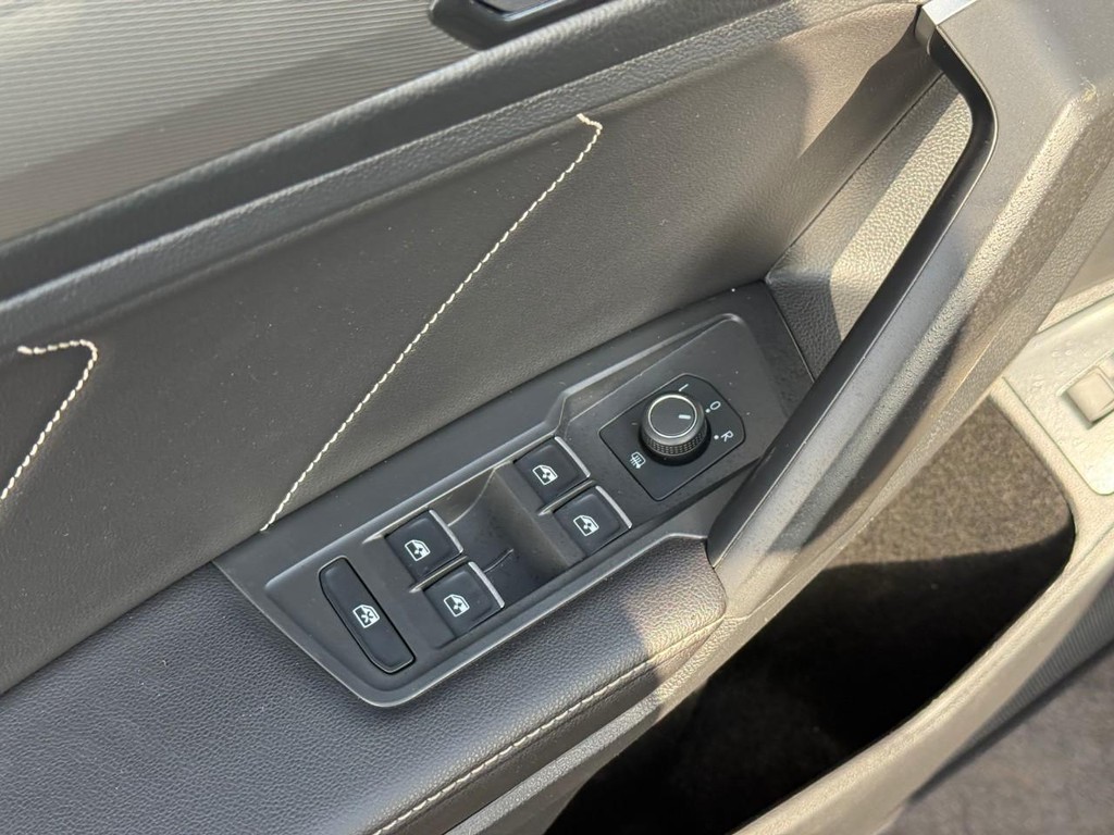 Volkswagen Tiguan Vehicle Full-screen Gallery Image 16