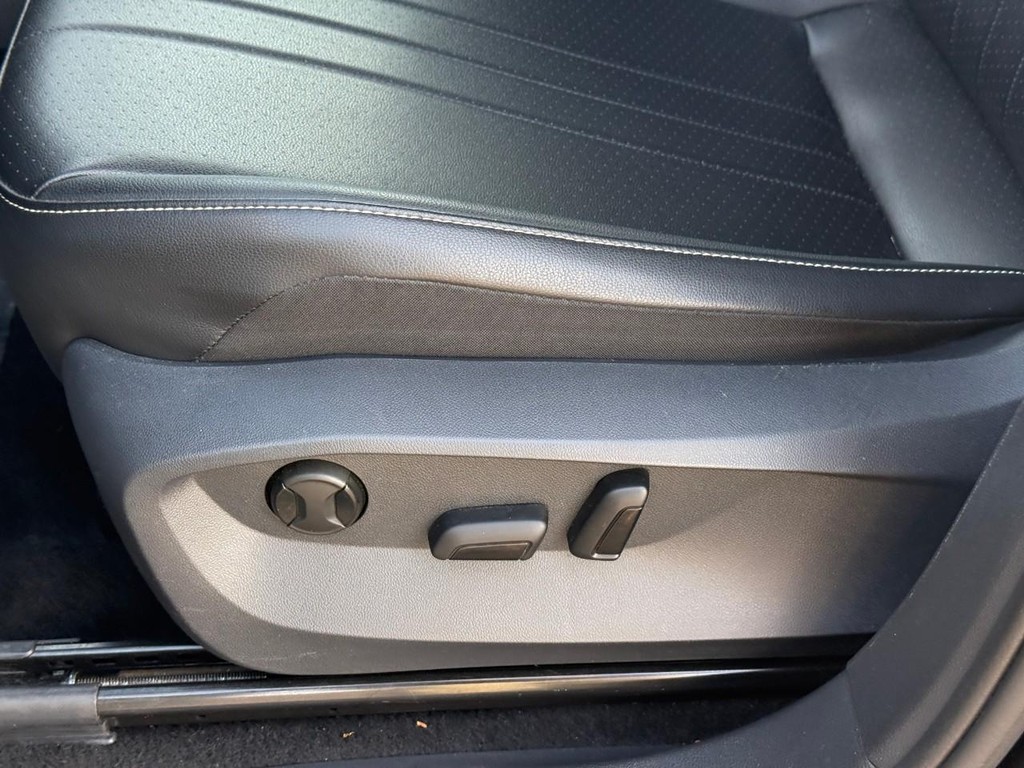 Volkswagen Tiguan Vehicle Full-screen Gallery Image 18