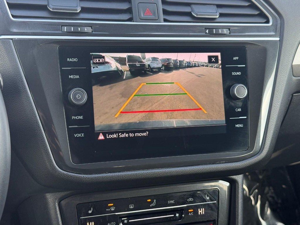 Volkswagen Tiguan Vehicle Full-screen Gallery Image 24