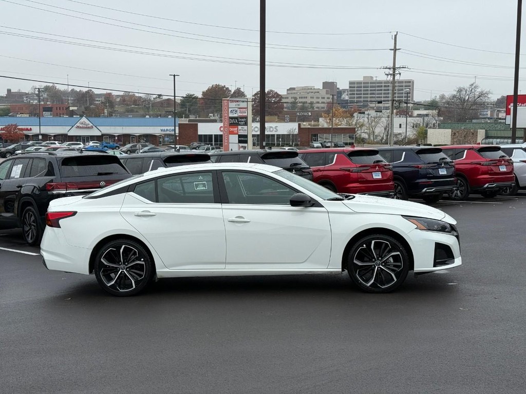 Nissan Altima Vehicle Full-screen Gallery Image 02