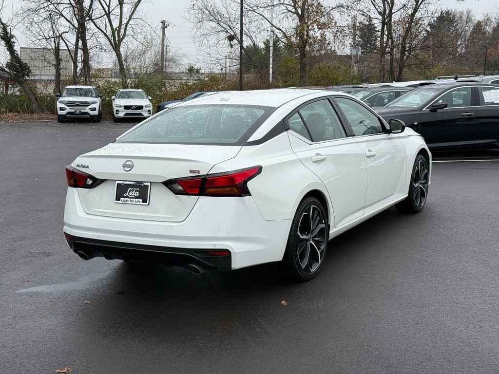 Nissan Altima Vehicle Full-screen Gallery Image 03