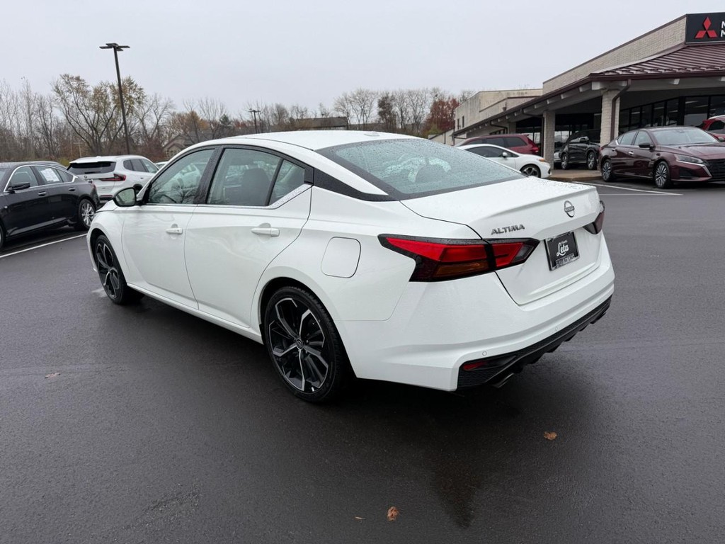 Nissan Altima Vehicle Full-screen Gallery Image 04