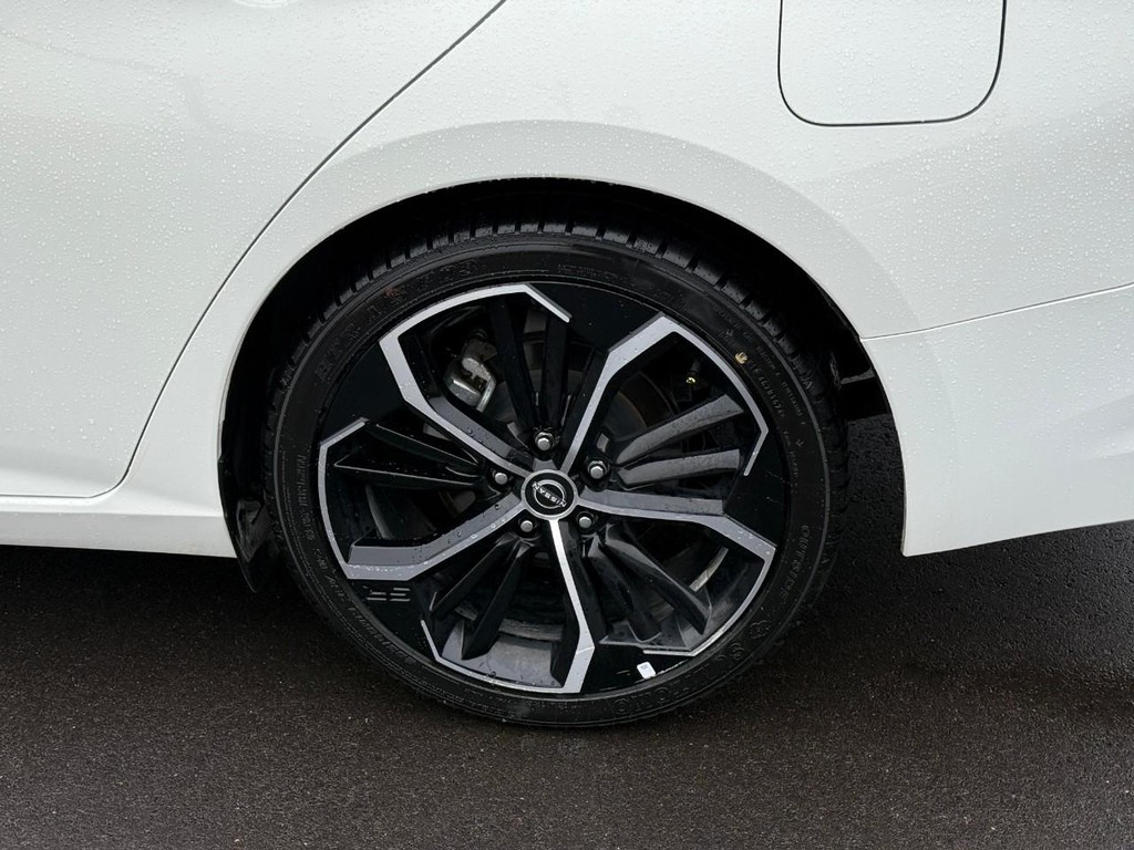 Nissan Altima Vehicle Full-screen Gallery Image 05