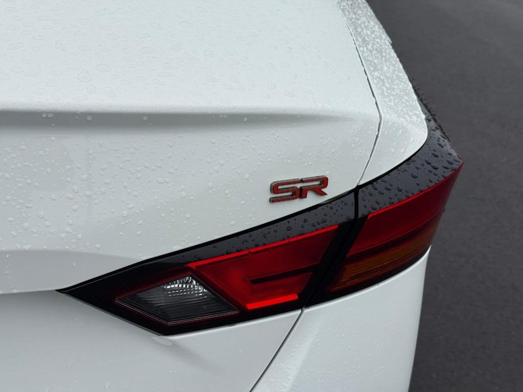 Nissan Altima Vehicle Full-screen Gallery Image 06