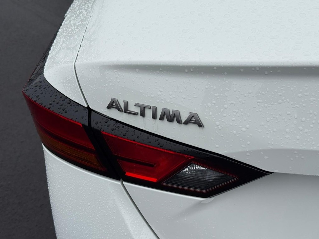 Nissan Altima Vehicle Full-screen Gallery Image 07