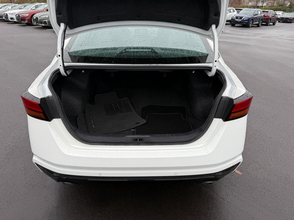 Nissan Altima Vehicle Full-screen Gallery Image 08