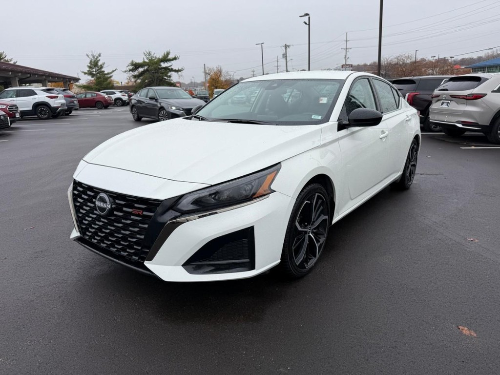 Nissan Altima Vehicle Full-screen Gallery Image 09