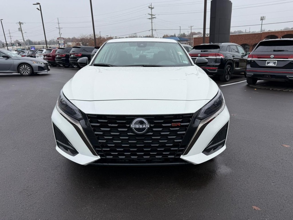 Nissan Altima Vehicle Full-screen Gallery Image 10