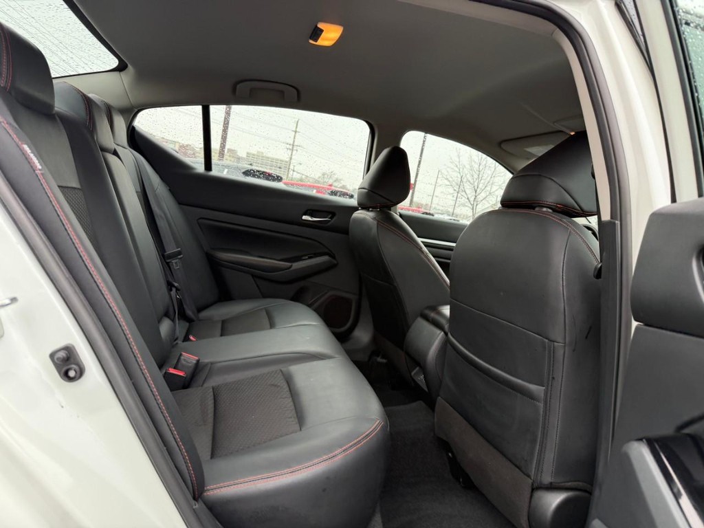 Nissan Altima Vehicle Full-screen Gallery Image 11