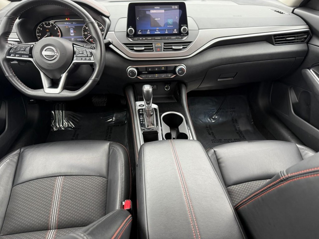 Nissan Altima Vehicle Full-screen Gallery Image 12