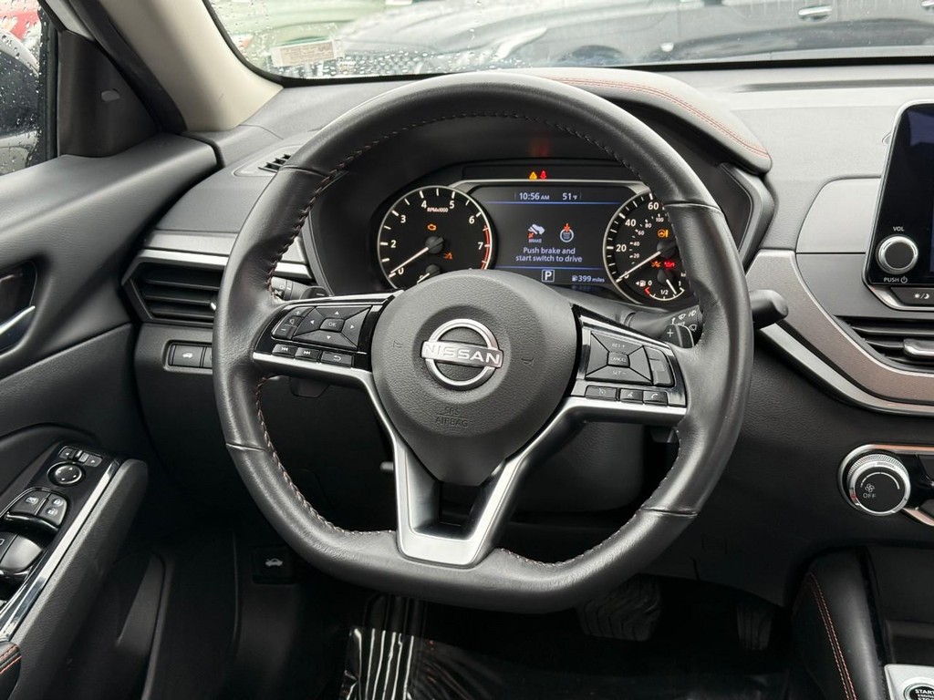 Nissan Altima Vehicle Full-screen Gallery Image 13