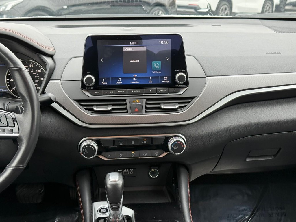 Nissan Altima Vehicle Full-screen Gallery Image 14