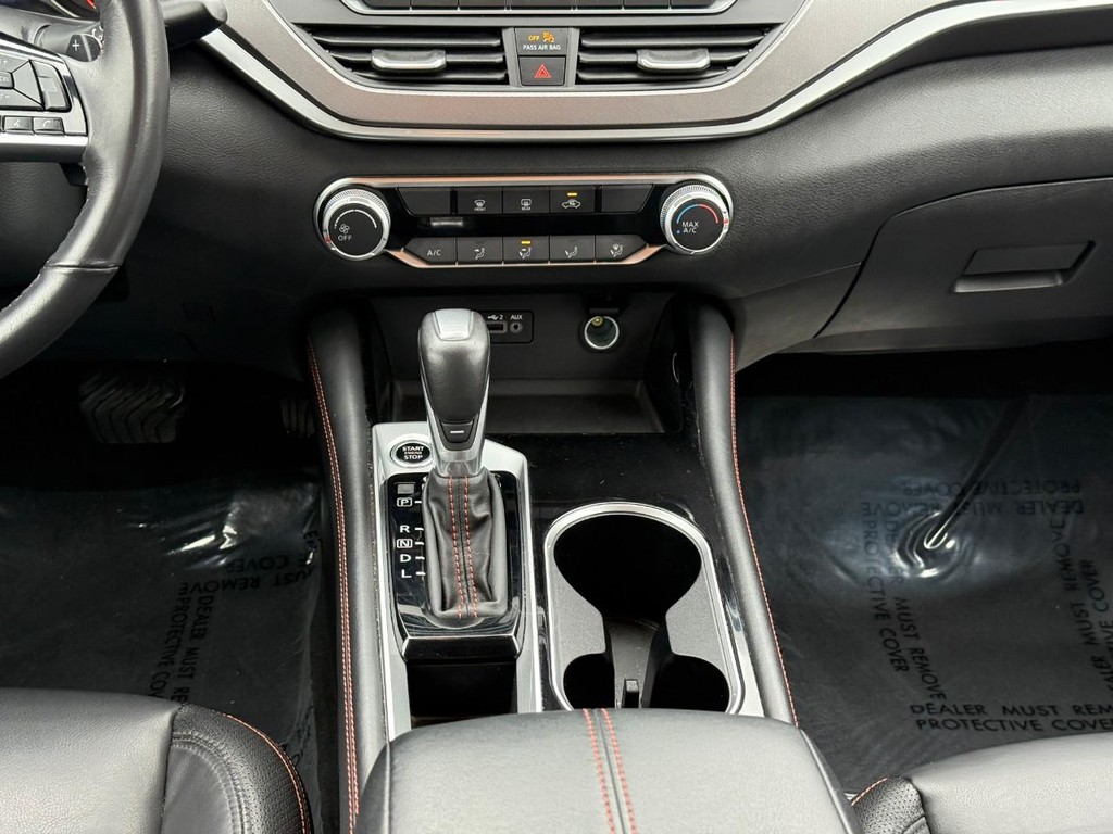 Nissan Altima Vehicle Full-screen Gallery Image 15