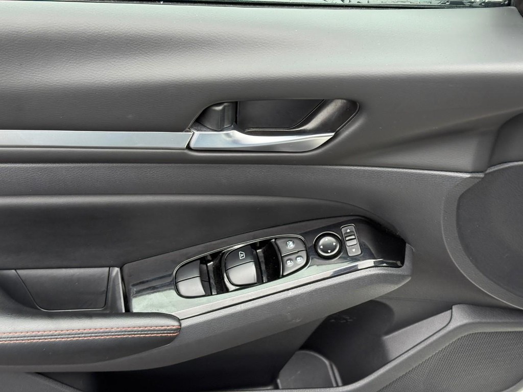 Nissan Altima Vehicle Full-screen Gallery Image 16