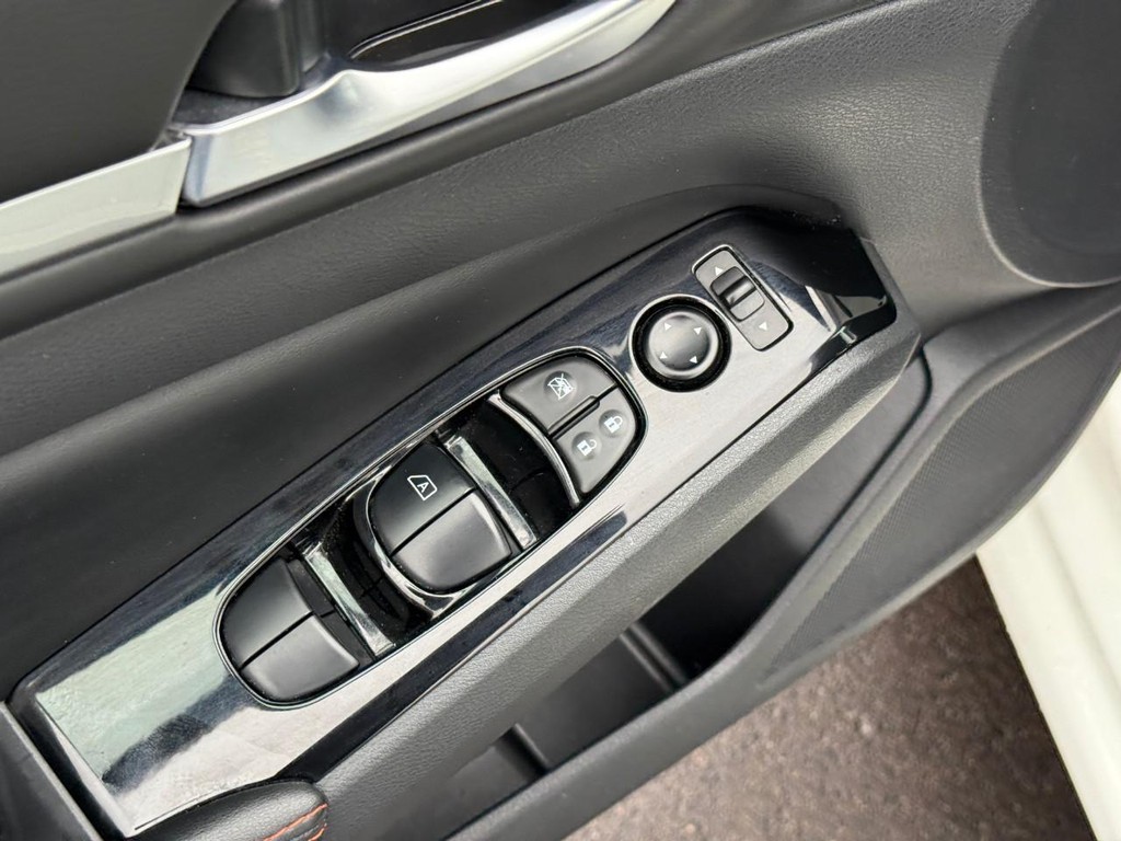 Nissan Altima Vehicle Full-screen Gallery Image 17