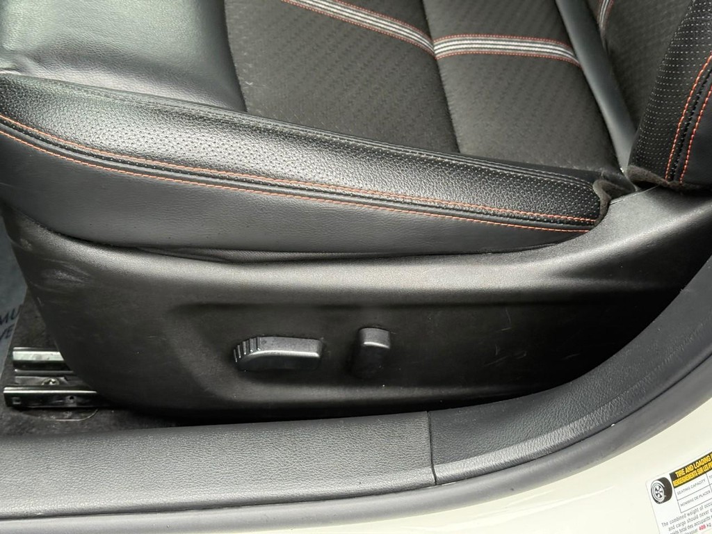 Nissan Altima Vehicle Full-screen Gallery Image 19