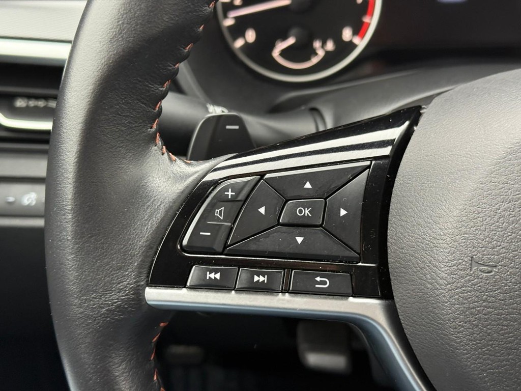 Nissan Altima Vehicle Full-screen Gallery Image 22