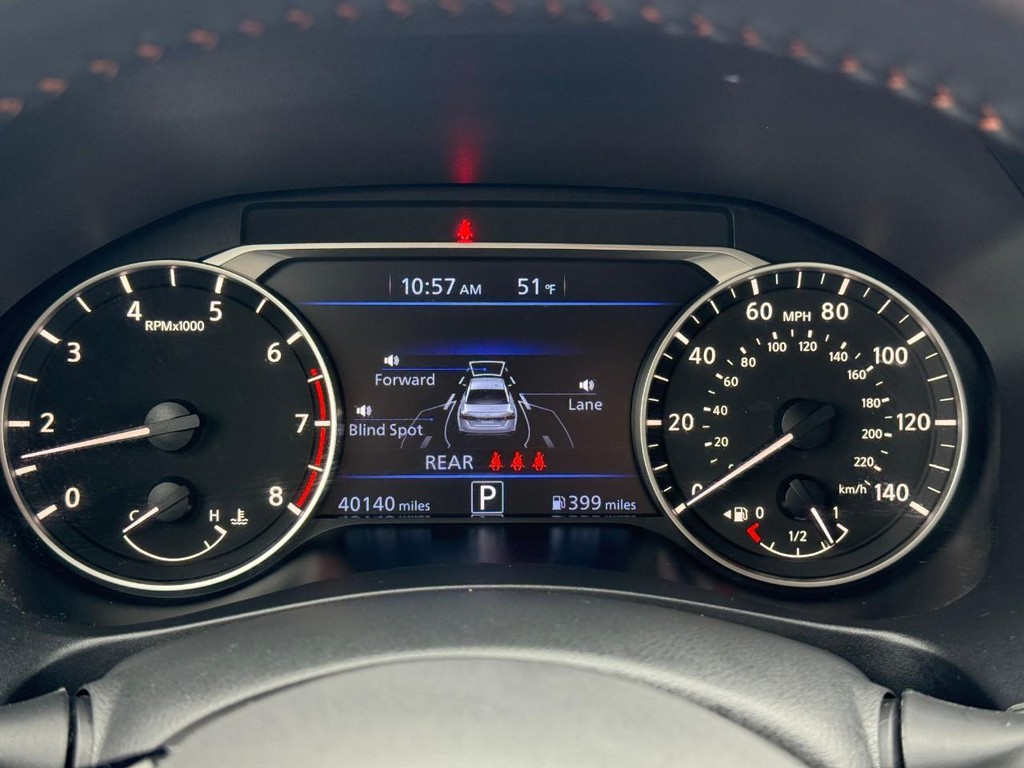 Nissan Altima Vehicle Full-screen Gallery Image 23