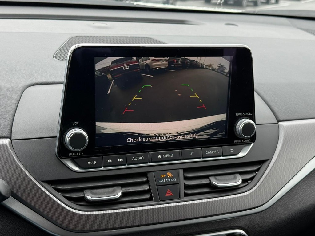 Nissan Altima Vehicle Full-screen Gallery Image 24