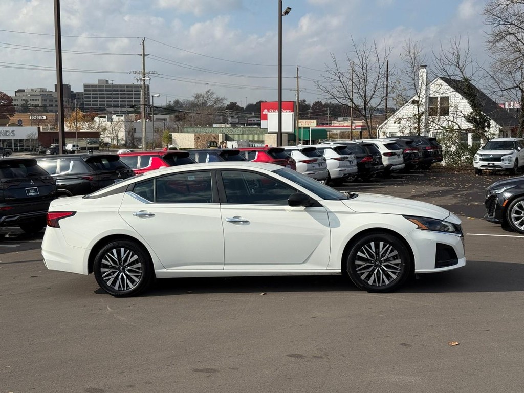 Nissan Altima Vehicle Full-screen Gallery Image 02