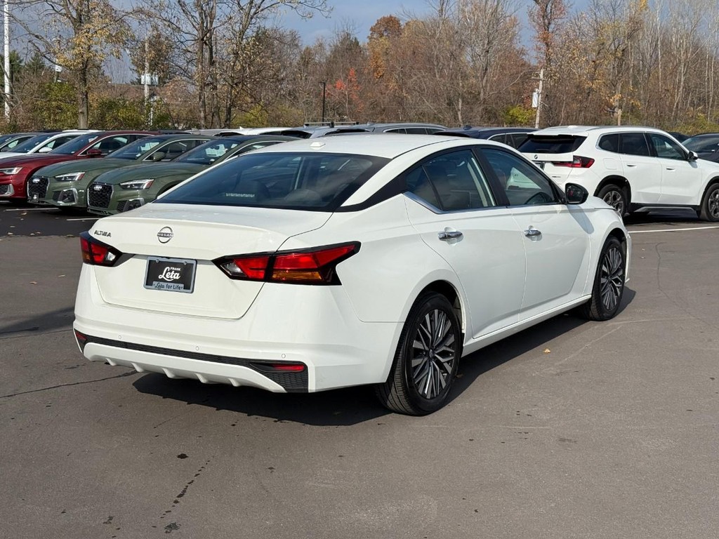 Nissan Altima Vehicle Full-screen Gallery Image 03