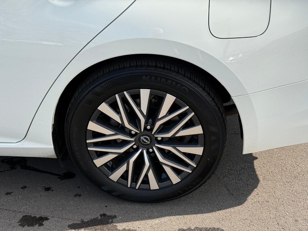 Nissan Altima Vehicle Full-screen Gallery Image 05