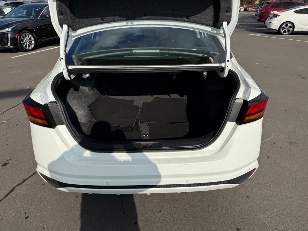 Nissan Altima Vehicle Full-screen Gallery Image 06