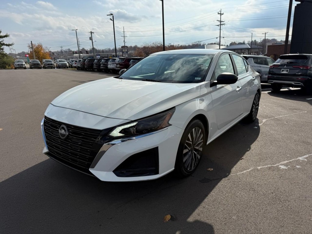 Nissan Altima Vehicle Full-screen Gallery Image 08