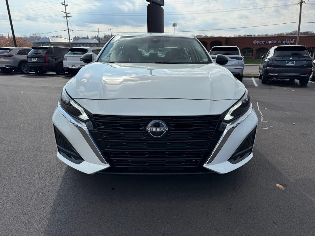 Nissan Altima Vehicle Full-screen Gallery Image 09