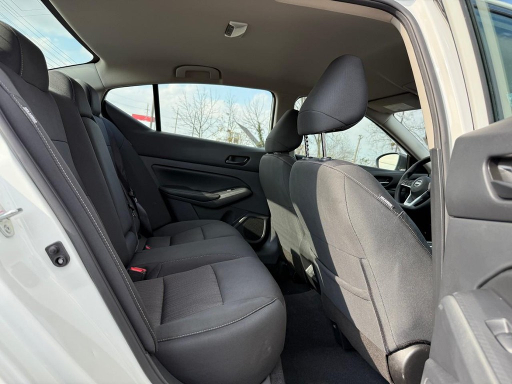 Nissan Altima Vehicle Full-screen Gallery Image 10