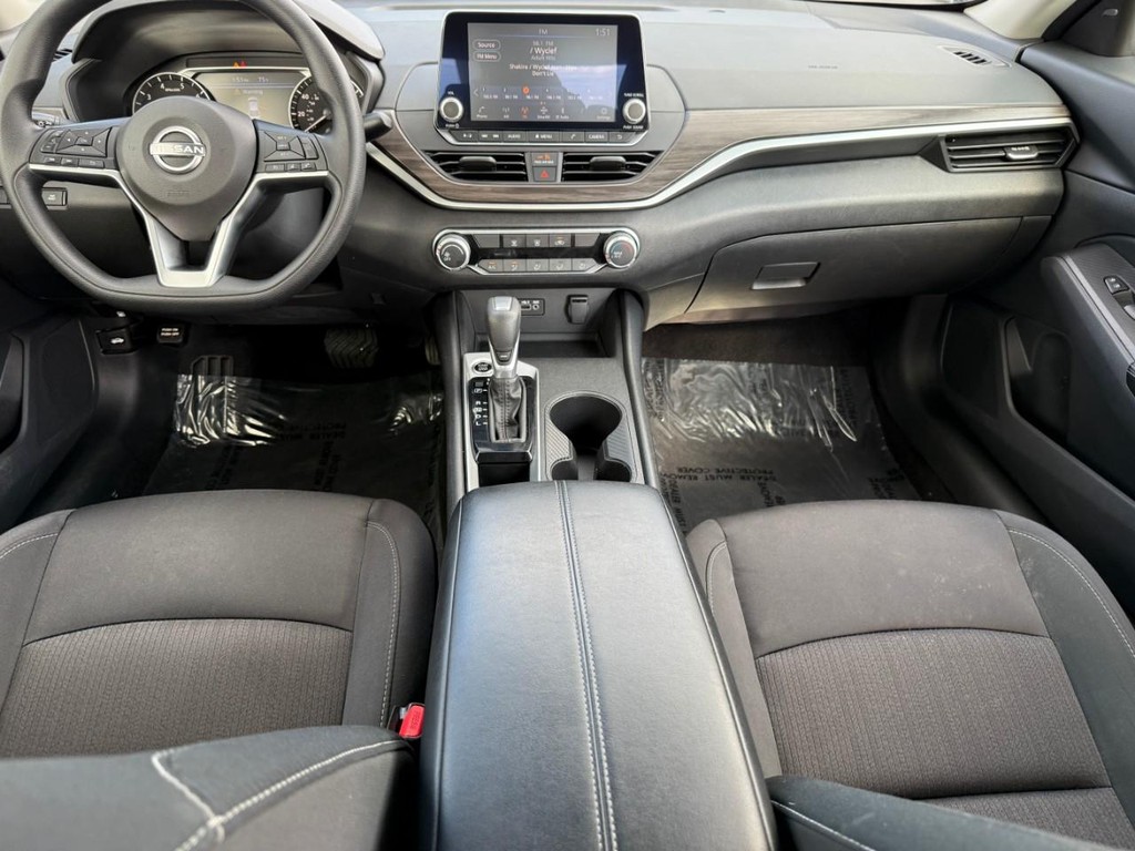 Nissan Altima Vehicle Full-screen Gallery Image 11