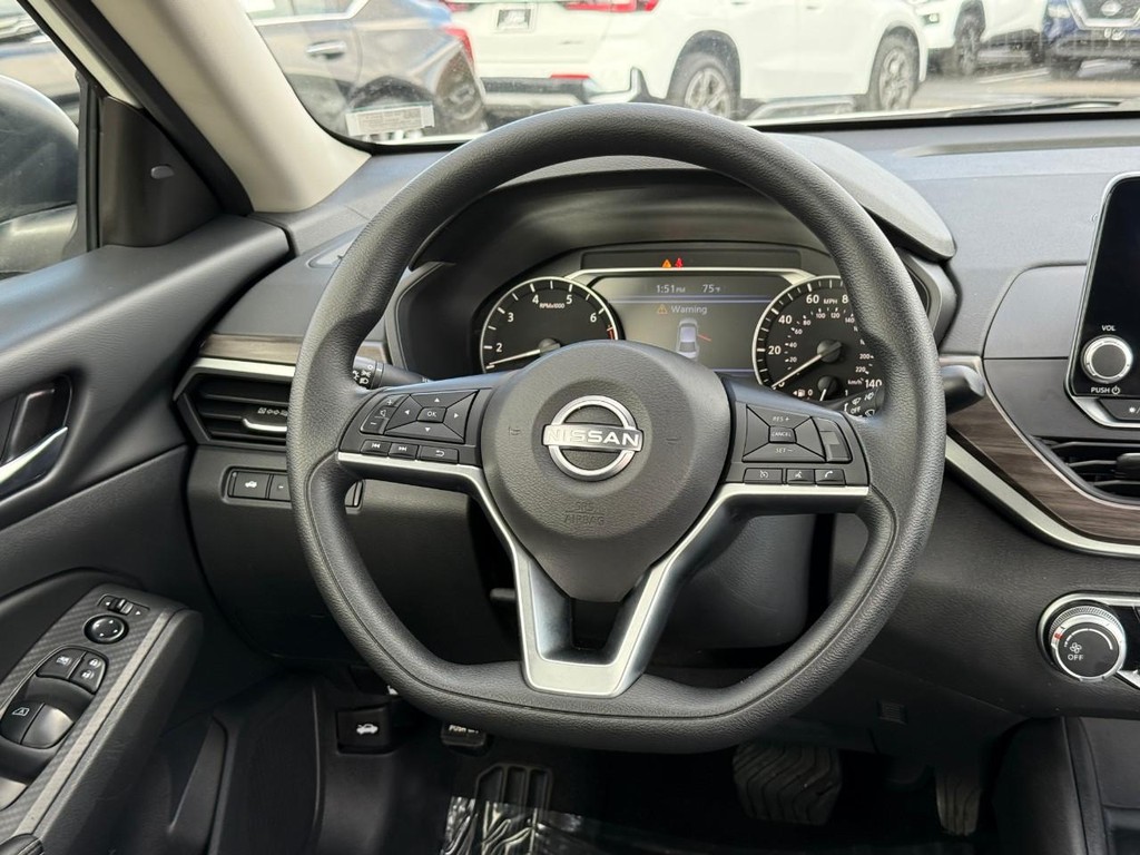 Nissan Altima Vehicle Full-screen Gallery Image 12
