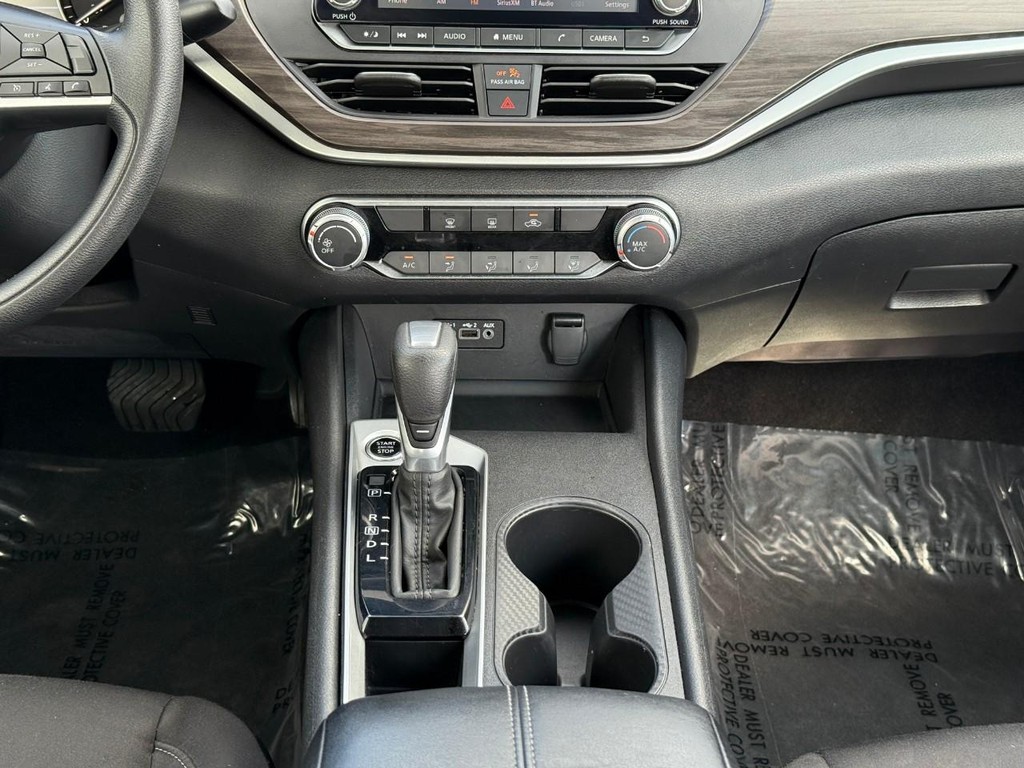 Nissan Altima Vehicle Full-screen Gallery Image 14