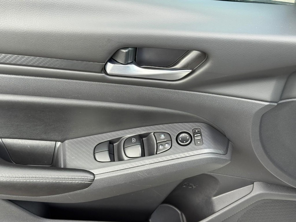 Nissan Altima Vehicle Full-screen Gallery Image 15