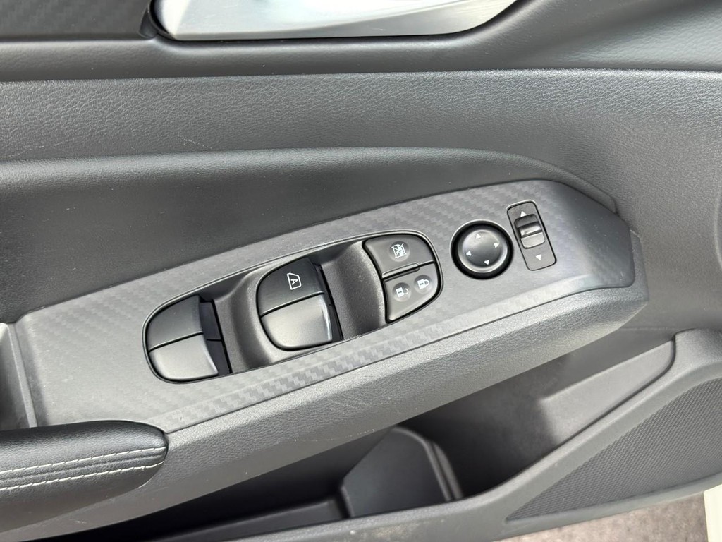 Nissan Altima Vehicle Full-screen Gallery Image 16