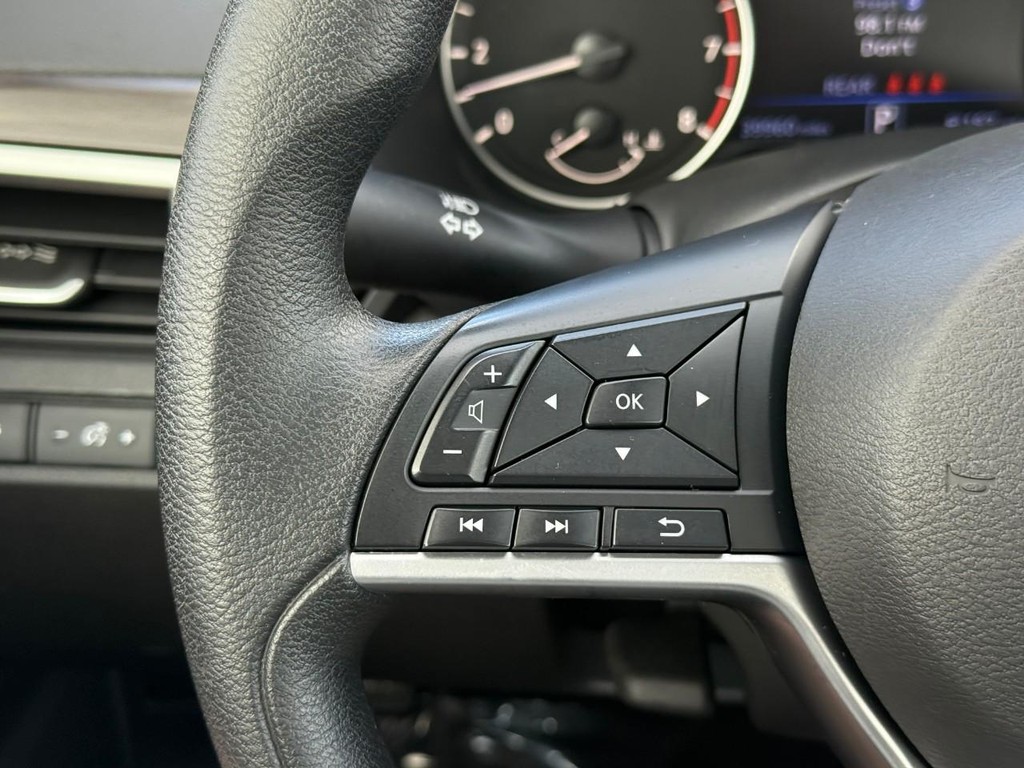 Nissan Altima Vehicle Full-screen Gallery Image 18