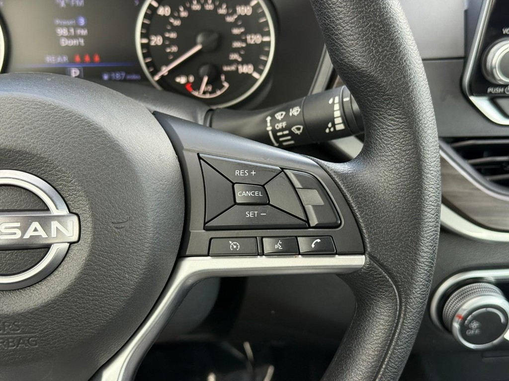 Nissan Altima Vehicle Full-screen Gallery Image 19