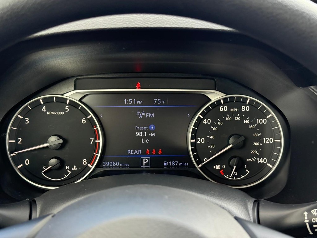 Nissan Altima Vehicle Full-screen Gallery Image 20