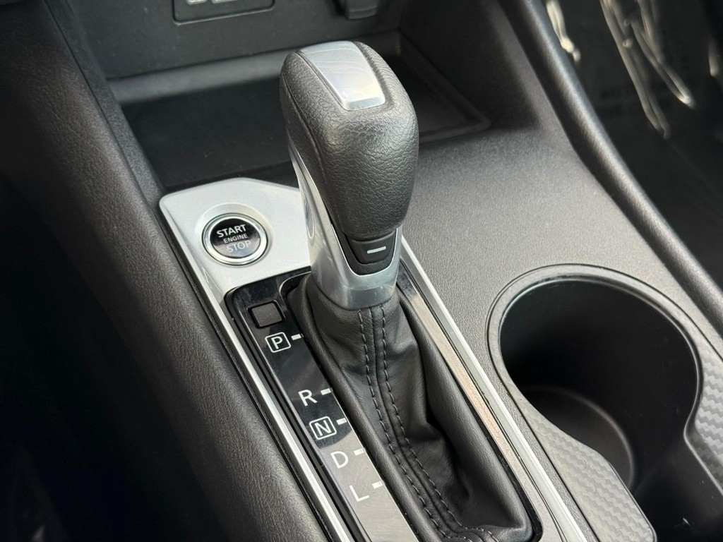 Nissan Altima Vehicle Full-screen Gallery Image 21