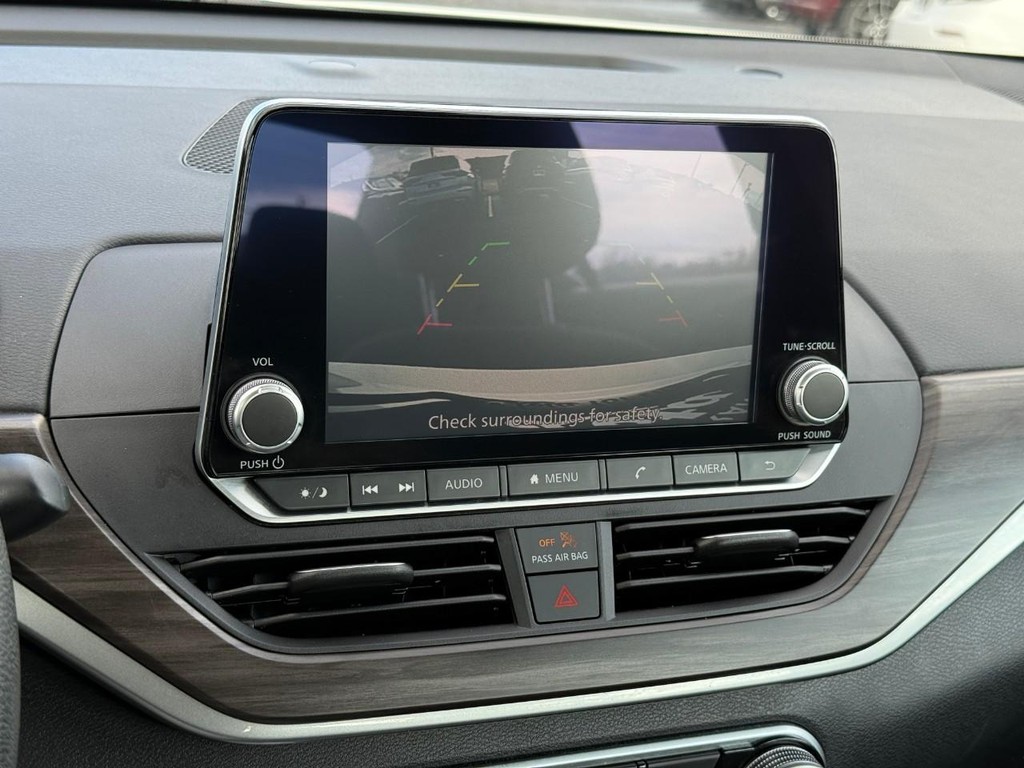 Nissan Altima Vehicle Full-screen Gallery Image 22