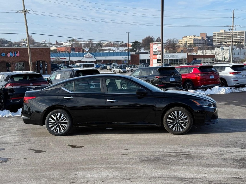 Nissan Altima Vehicle Full-screen Gallery Image 02