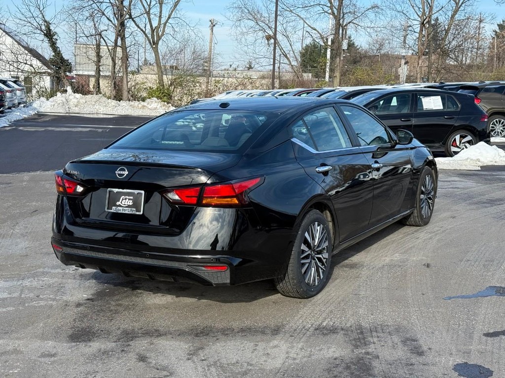 Nissan Altima Vehicle Full-screen Gallery Image 03