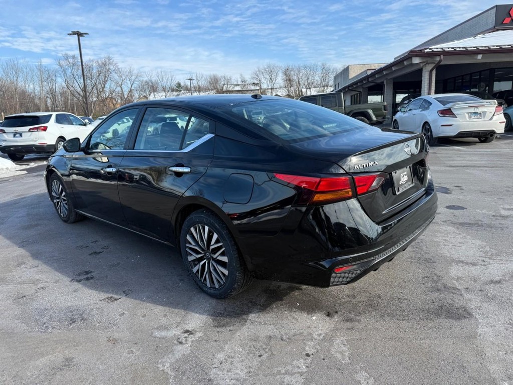 Nissan Altima Vehicle Full-screen Gallery Image 04