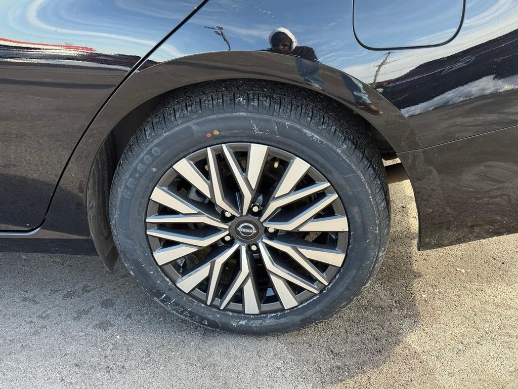 Nissan Altima Vehicle Full-screen Gallery Image 05