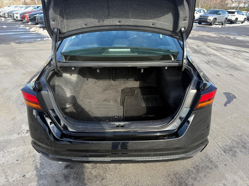 Nissan Altima Vehicle Full-screen Gallery Image 06