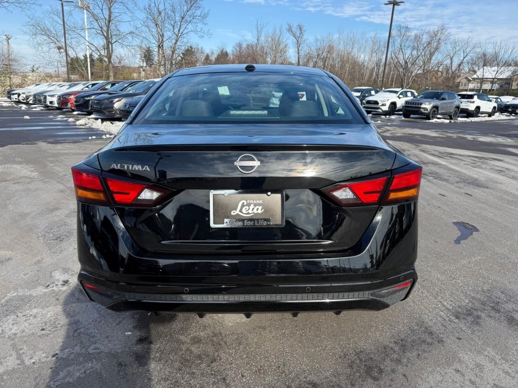 Nissan Altima Vehicle Full-screen Gallery Image 07