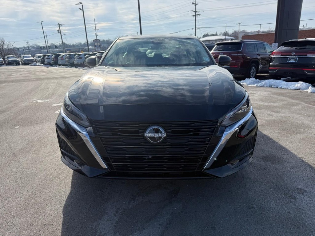 Nissan Altima Vehicle Full-screen Gallery Image 08